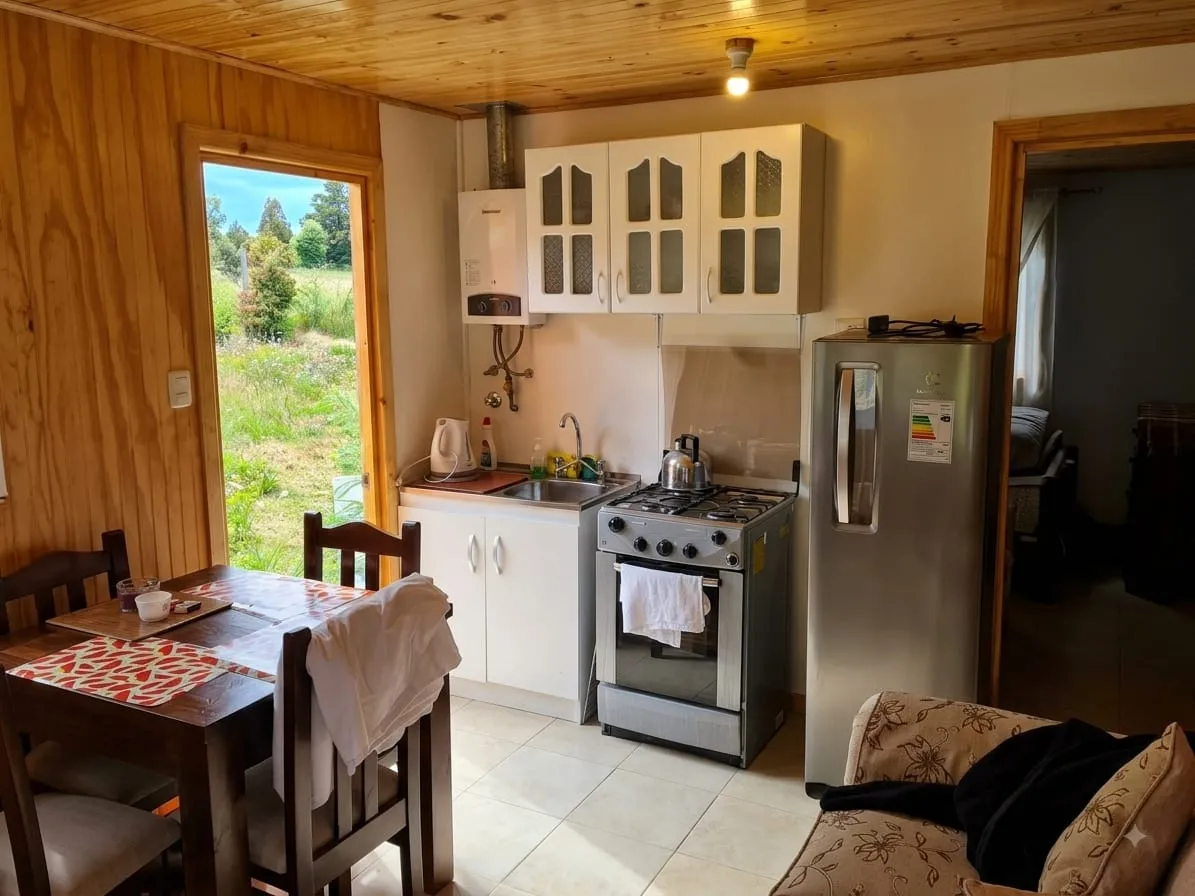 Cocina y comedor con vista al patio