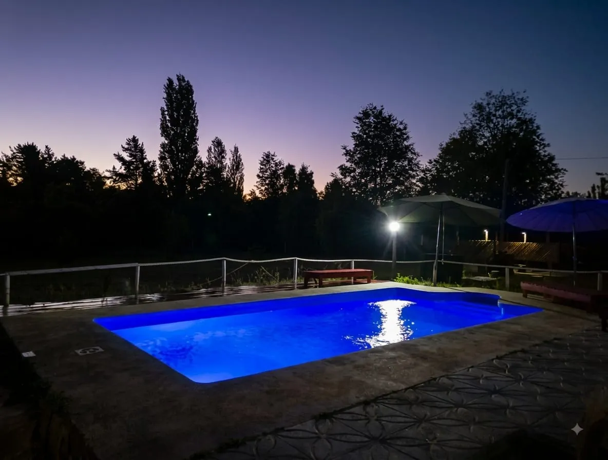 Piscina de Cabañas Pilmaiken de noche