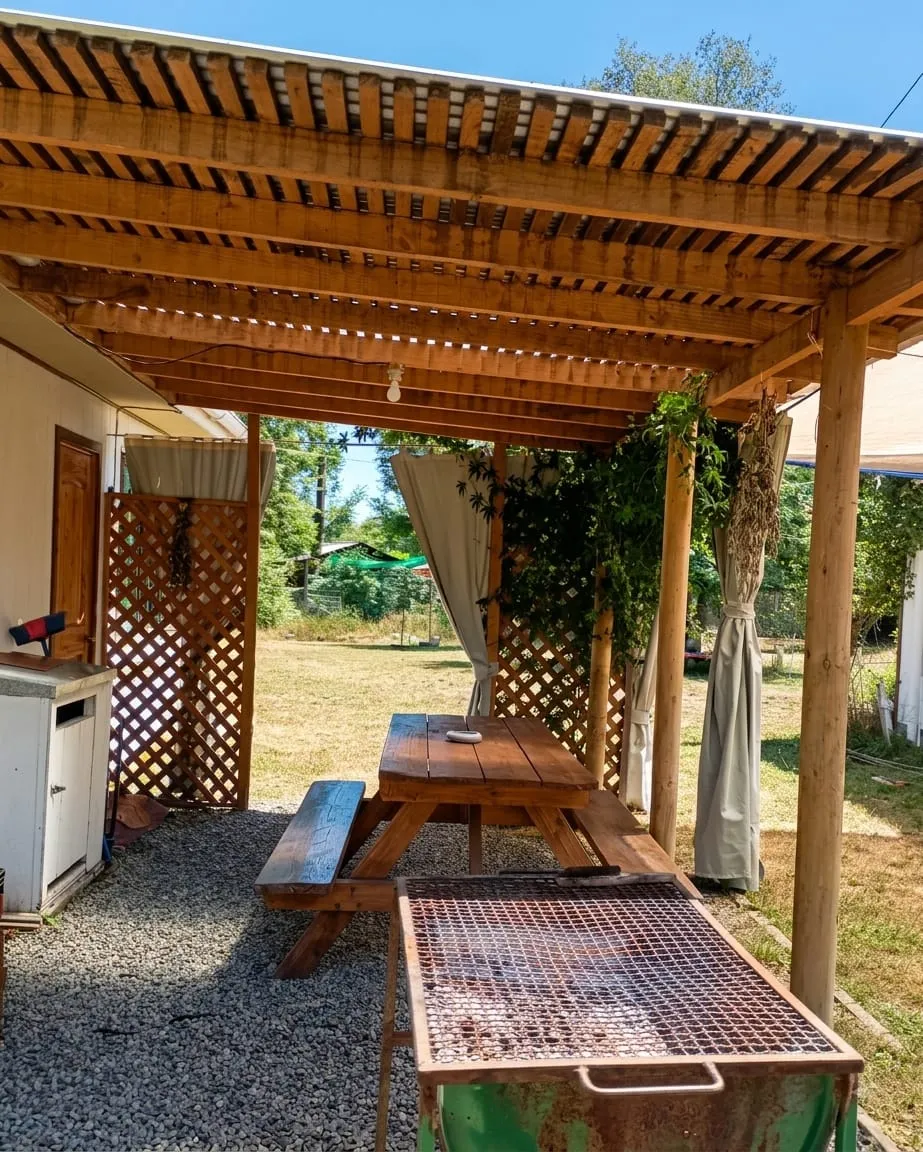 Terraza y quincho con parrilla de Cabañas Pilmaiken