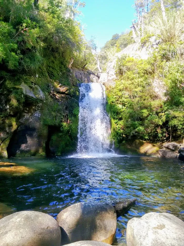 Salto El Valiente cayendo a una poza de agua clara
