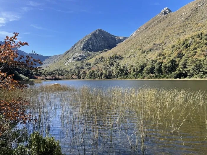 Laguna El Valiente con la cordillera de fondo