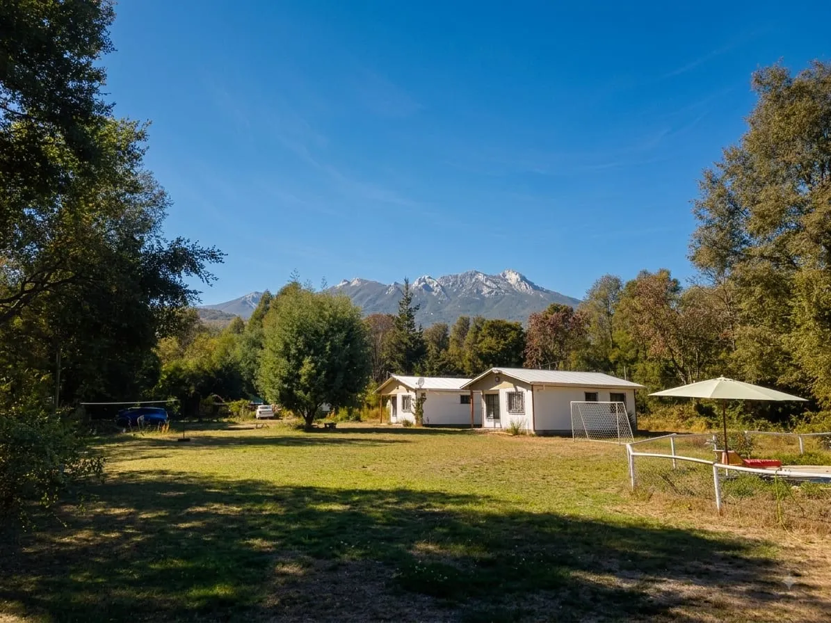 Las cabañas Pilmaiken con la cordillera nevada de fondo