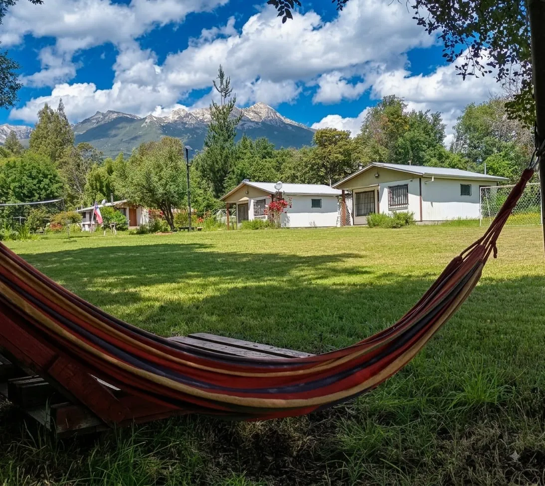 Cancha y espacio abierto del terreno con la cordillera de fondo