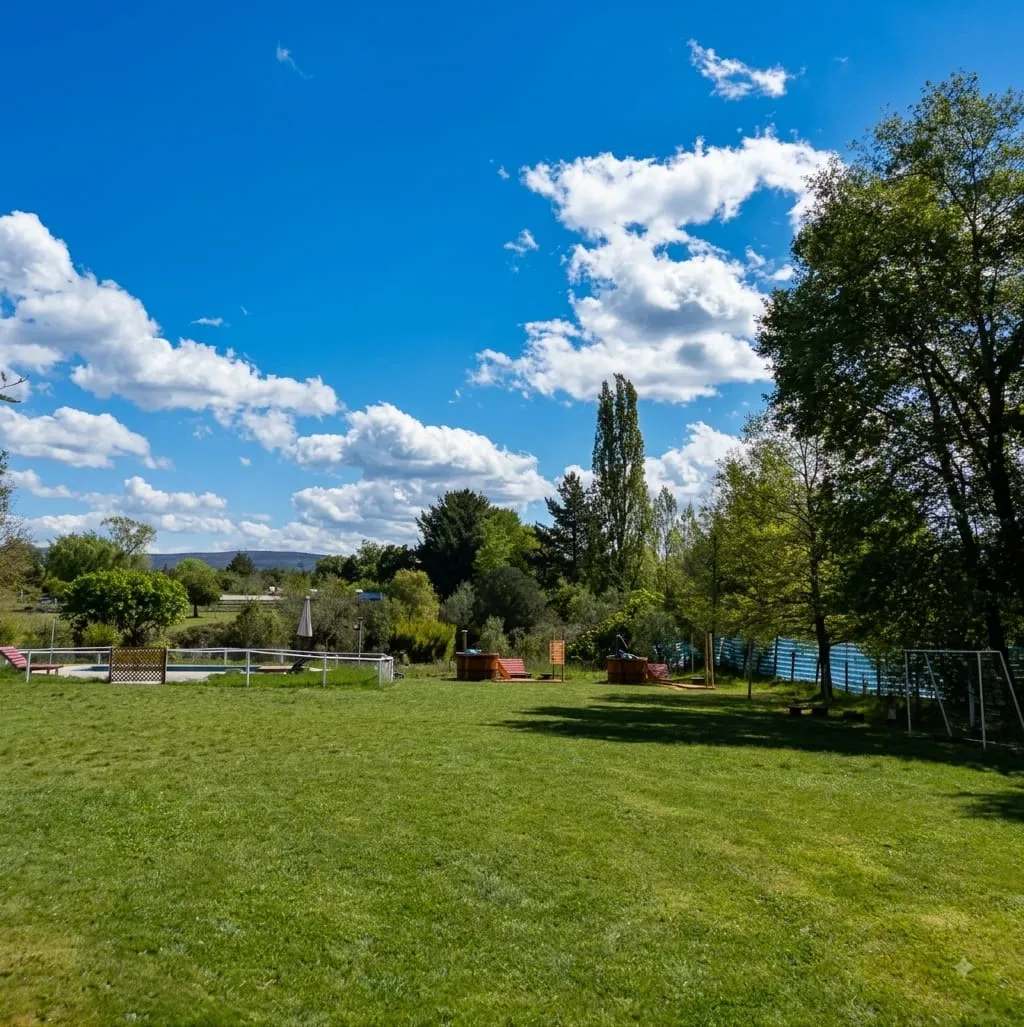 Piscina, tinajas y área de juegos en el terreno de Cabañas Pilmaiken