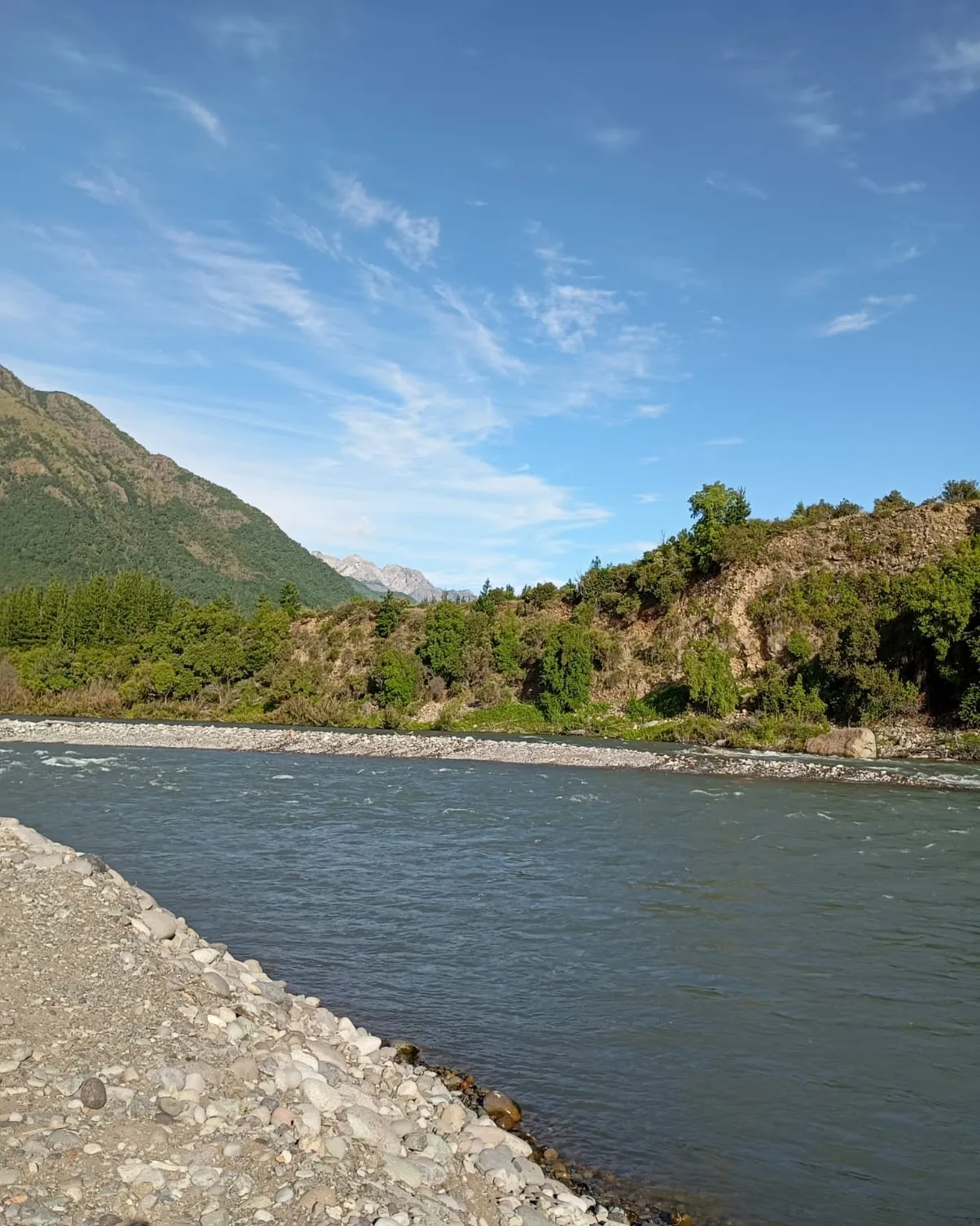 Playa La Balsa, orilla del río Ñuble con la cordillera de fondo